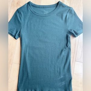 Ribbed green tee shirt